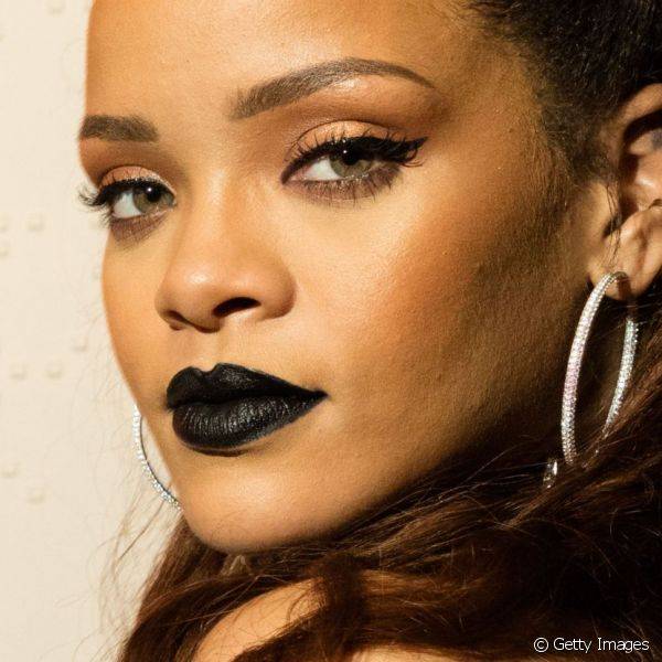 Rihanna usou um batom preto no lançamento da arte do seu novo CD